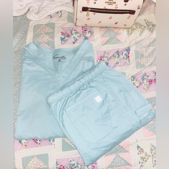 UA Butter-Soft Stretch Scrub Set - Picture 3 of 12